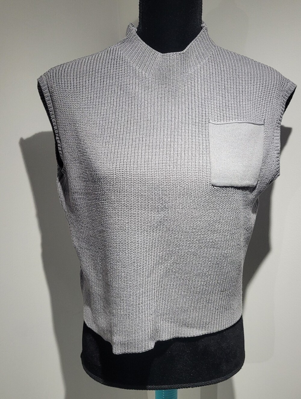 Knit Women's Sleeveless Mock-Neck Sweater Vest Medium Gray Minimalist Modern